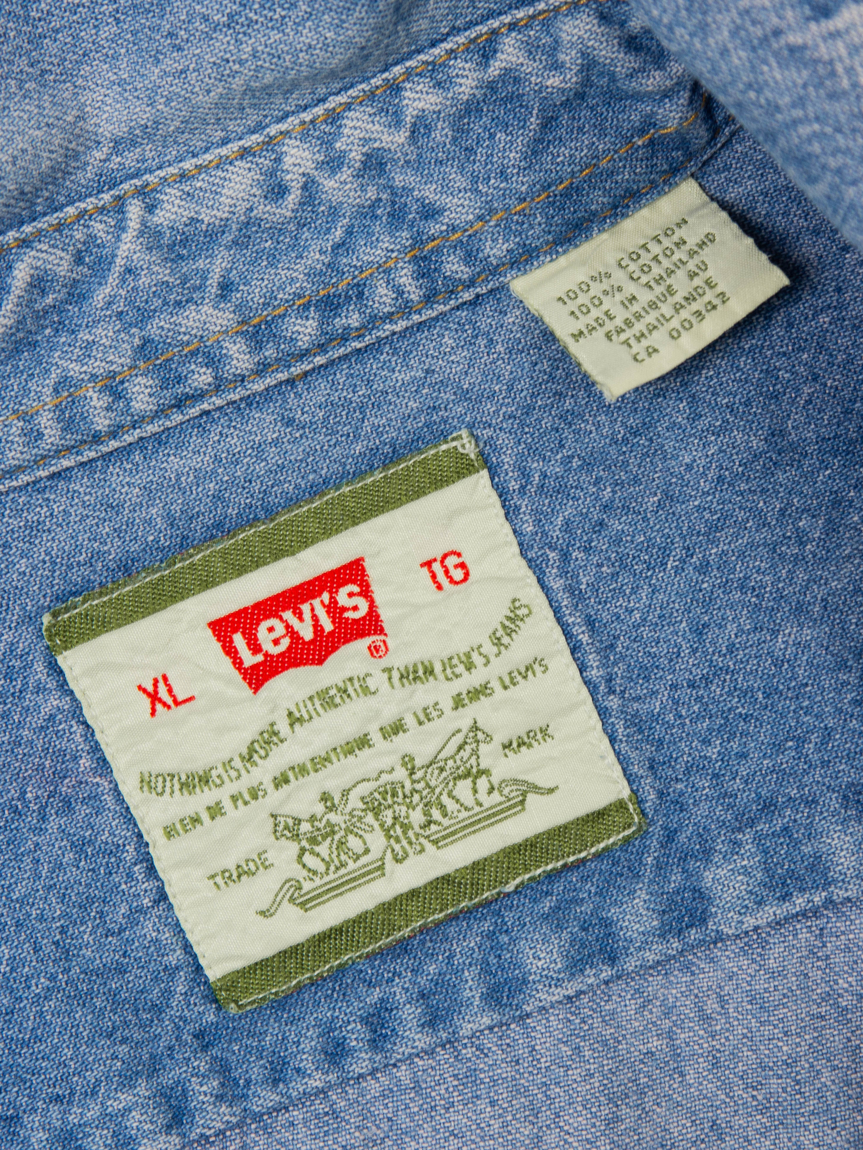 Vtg 1990s Levi's Denim Shirt (XL) - Image 4