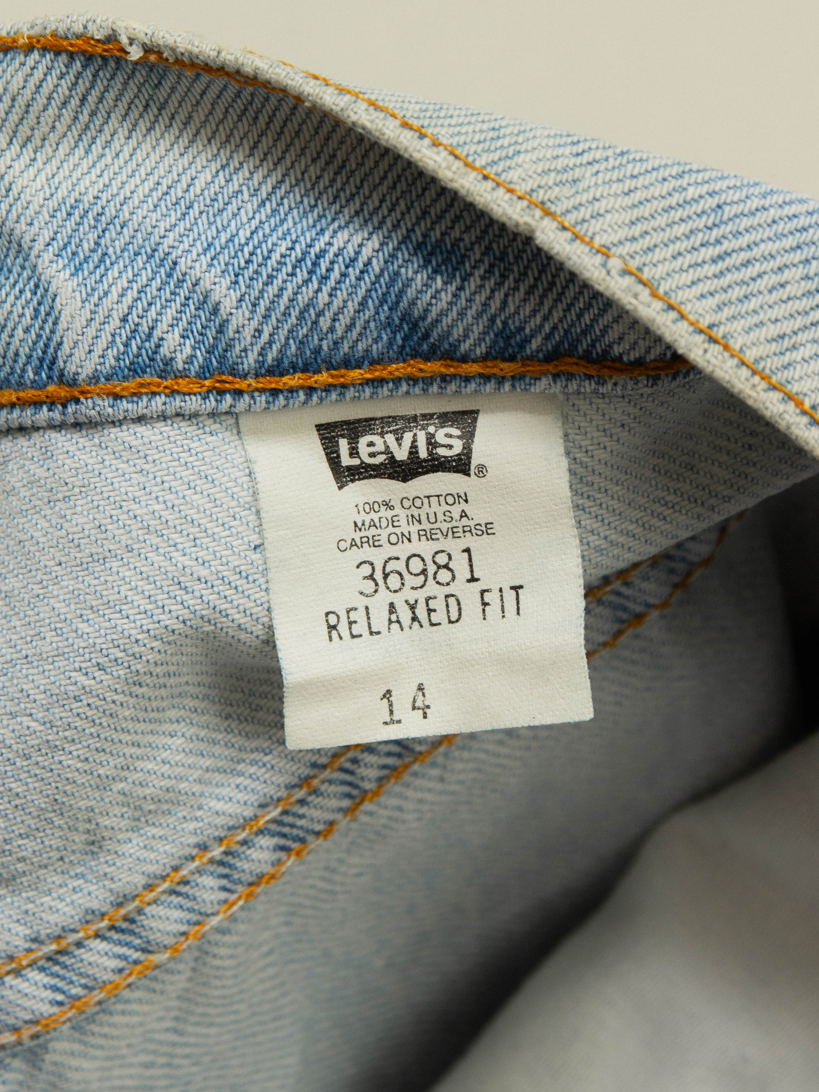 Vtg 1990s Levi's Women's Denim Shorts - Made in USA (32") - Image 3